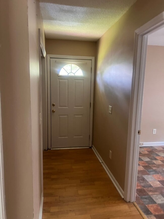 Building Photo - Two bedroom One Bath Single Family House