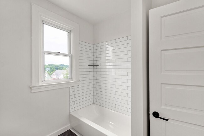 Building Photo - AVAILABLE AUGUST 1ST!! BEAUTIFUL 3 BEDROOM...