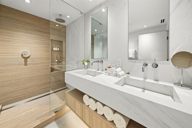 Building Photo - 2301 Collins Ave