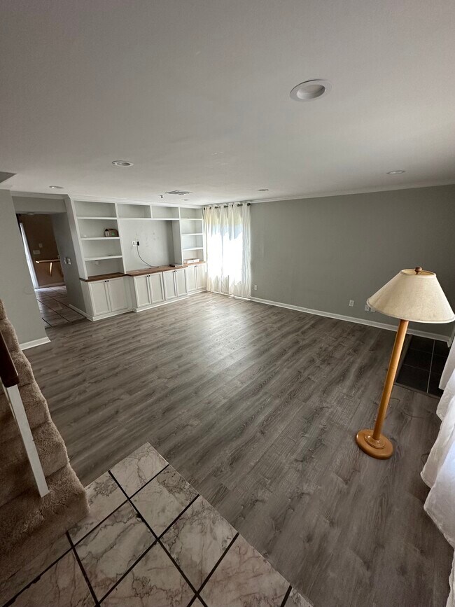 Building Photo - 917 W State St