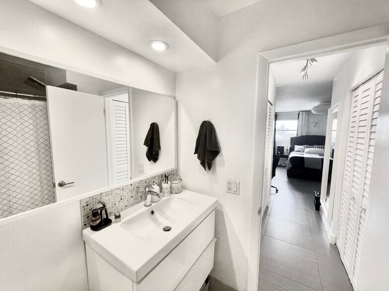 Building Photo - 600 NE 25th St