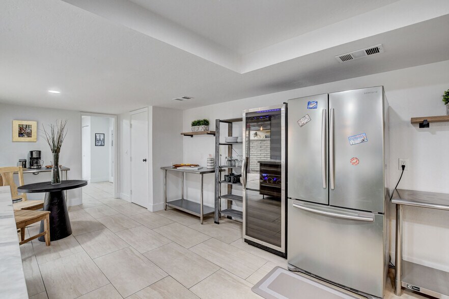 Building Photo - 945 Vegas Valley Dr