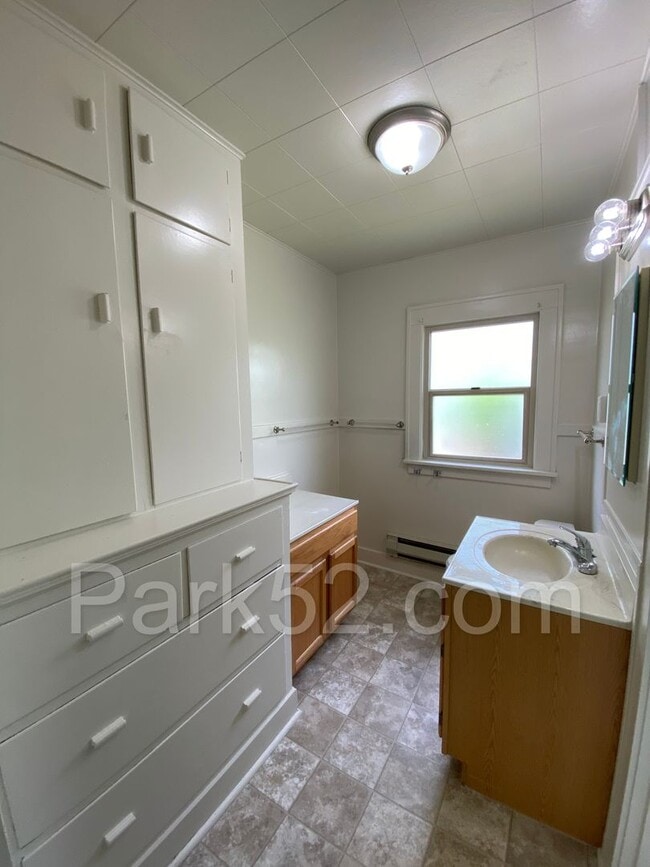 Building Photo - Beautiful 4 Bedroom in North Tacoma!