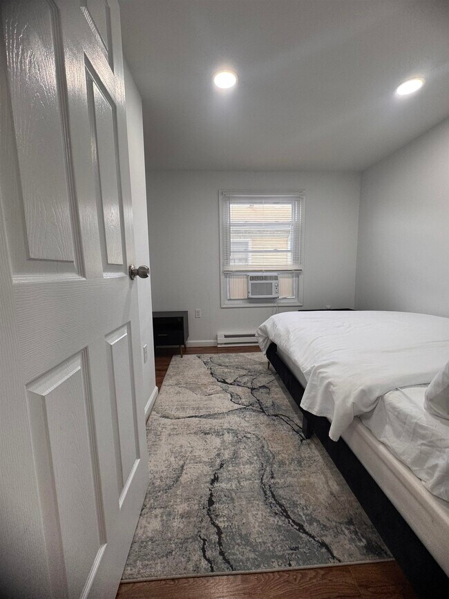 Building Photo - 375 Whiton St