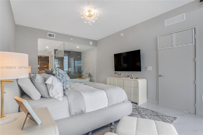 Building Photo - 700 NE 24th St