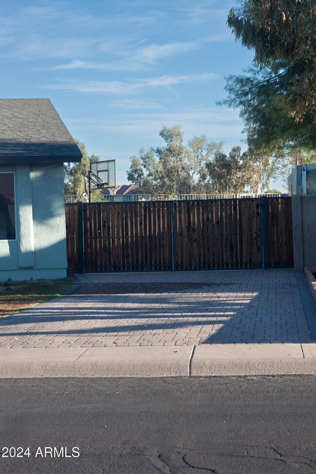 Building Photo - 1126 W Oxford Dr