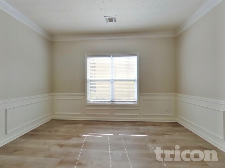 Building Photo - 2345 Village Green Dr