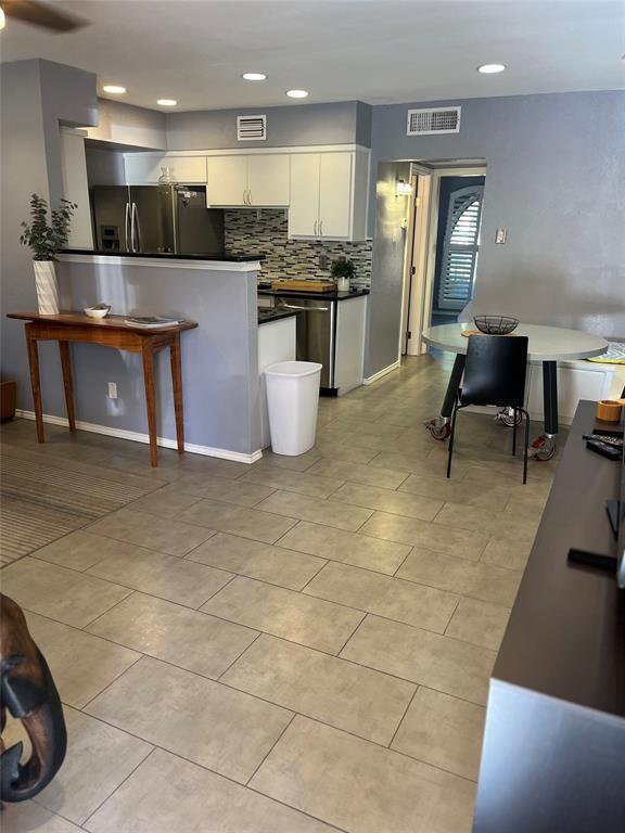 Building Photo - 505 W 7th St