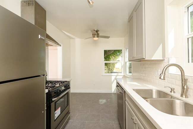 Building Photo - 1517 S Orange Grove Ave