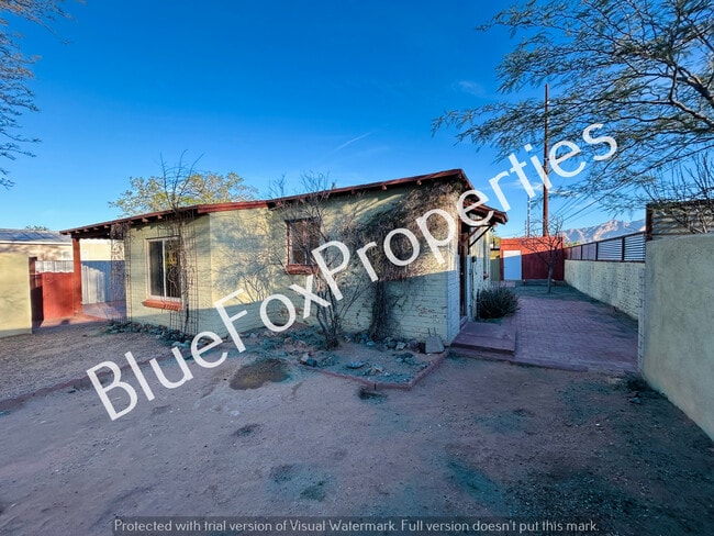 Building Photo - 3021 E Linden St