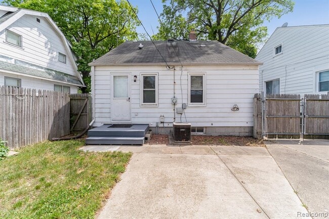 Building Photo - 305 E Granet Ave
