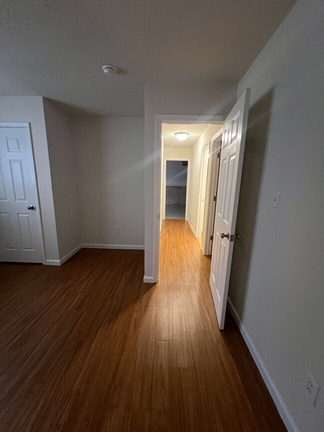 Building Photo - Spacious 4 bedroom Home conveniently locat...
