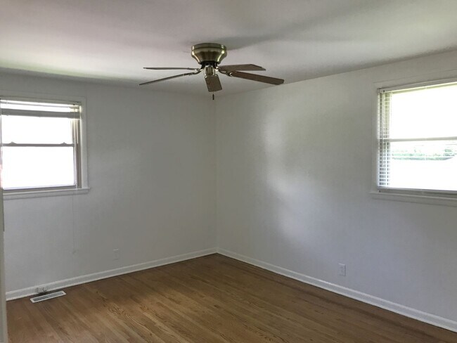 Building Photo - Excellent 2/1 in Desirable West Nashville!