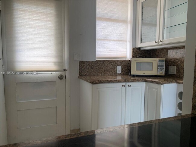 Building Photo - 2999 Point E Dr