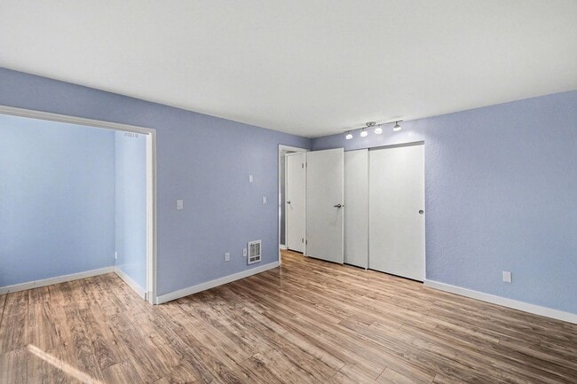 Building Photo - 13820 NE 65th St