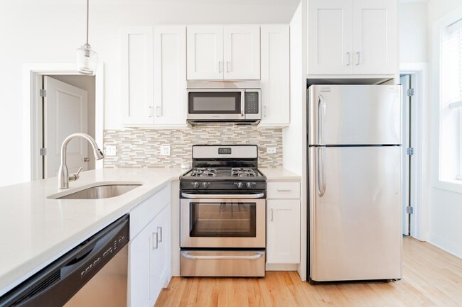 Building Photo - 3 bedroom in Chicago IL 60614