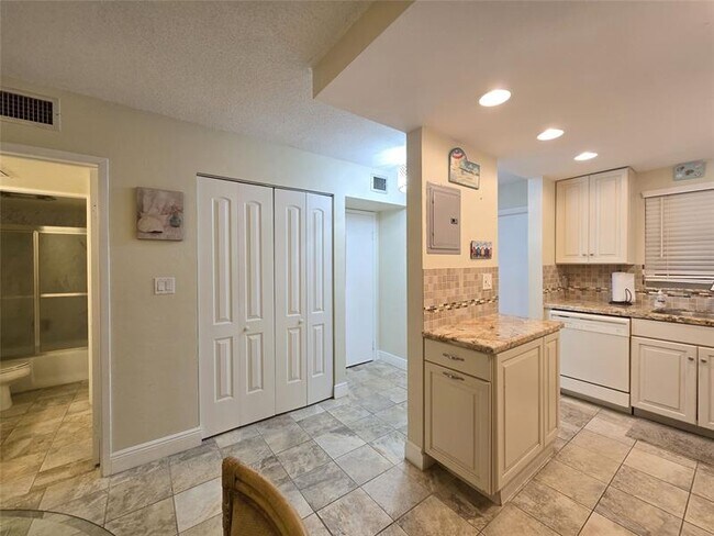 Building Photo - 1161 Hillsboro Mile