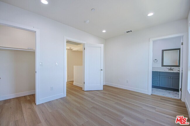 Building Photo - 10801 Kling St