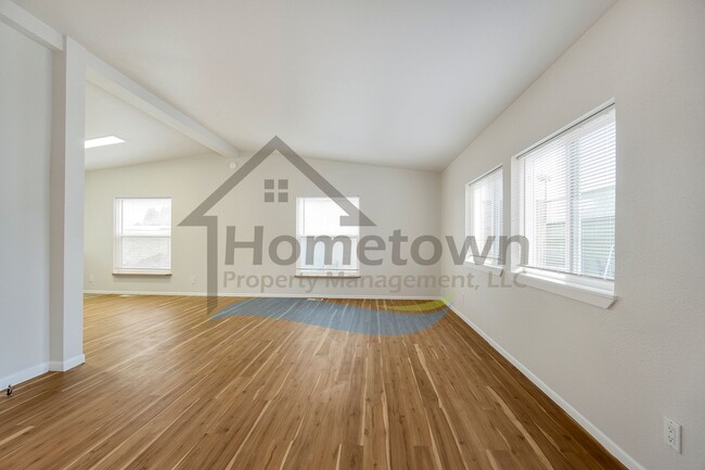 Building Photo - 2 Bedroom 1 Bath Home with Off-Street Park...