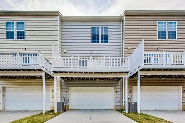 Building Photo - 3 bedroom, 2.5 bath Luxury Townhome in Market Square Subdivision!
