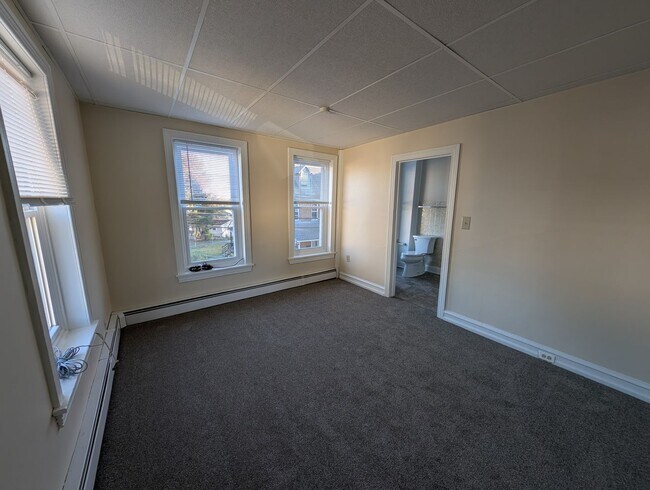 Building Photo - 2nd Floor 2 Bedroom Apartment