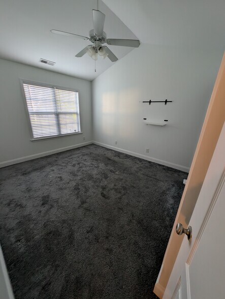 Building Photo - 2613 Zola Dr