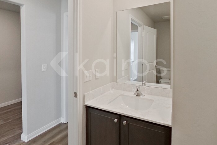 Building Photo - 713 St James Pl