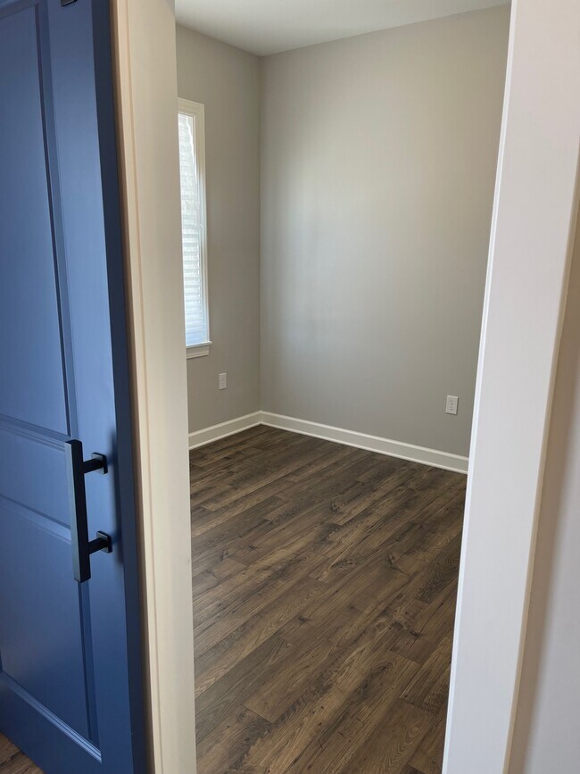 Building Photo - 1218 Little Knife Dr