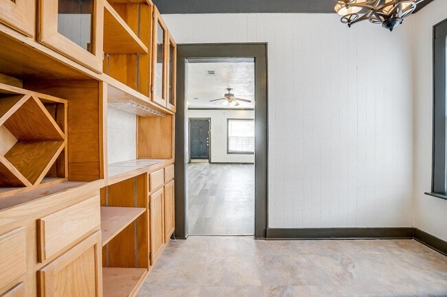 Building Photo - Well Maintained 3 Bed, 2 Bath in Establish...