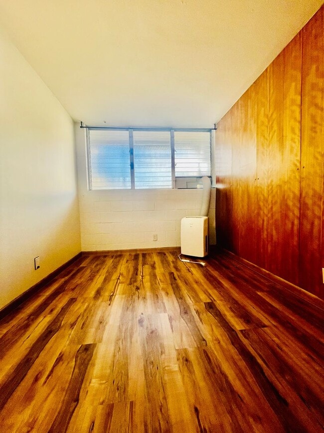 Building Photo - Charming 1/1/1 Ground Floor Unit with Lanai & Yard