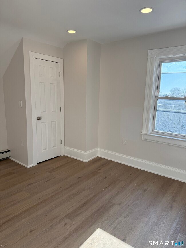 Building Photo - 23 King St