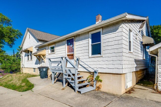 Building Photo - 491 Allyn St