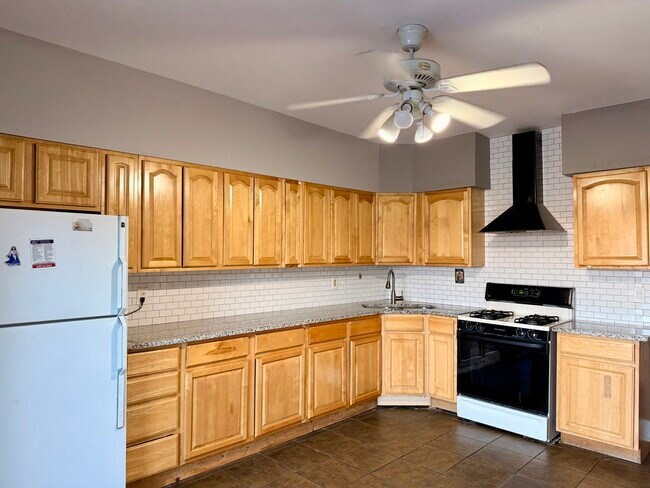 Building Photo - 2608 W Fullerton Ave