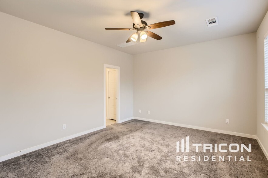 Building Photo - 1620 Village Creek Dr