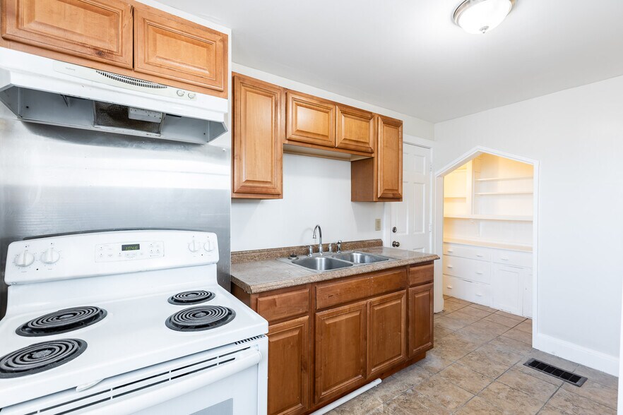 Building Photo - 811 Lexington Ave
