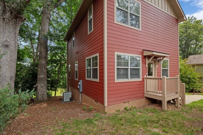Building Photo - Modern Kenilworth Home