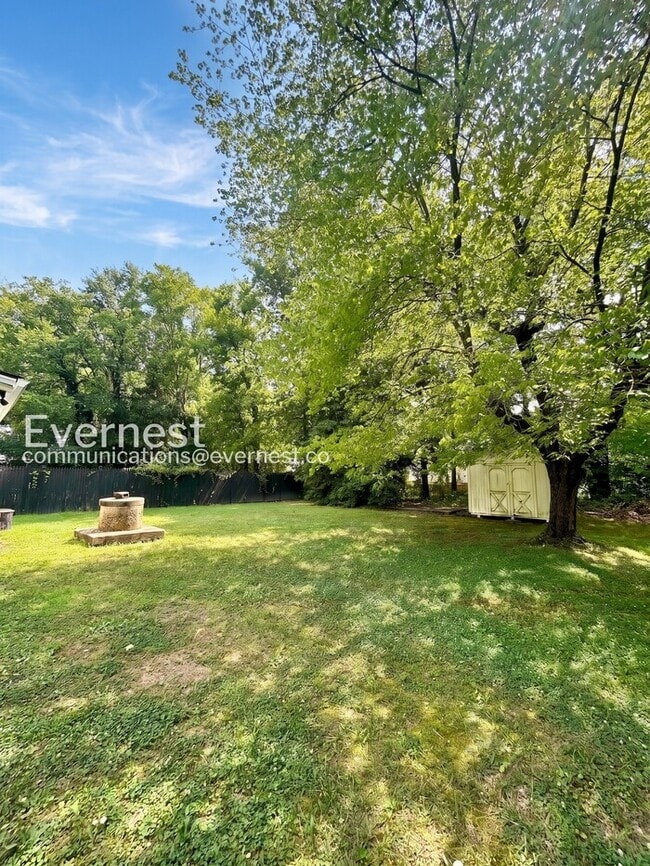 Building Photo - 2 Bed, 1 Bath Home with Off-Street Parking / Pet-Friendly / Available Now!
