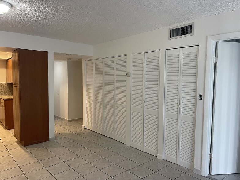Building Photo - 2744 W 60th St