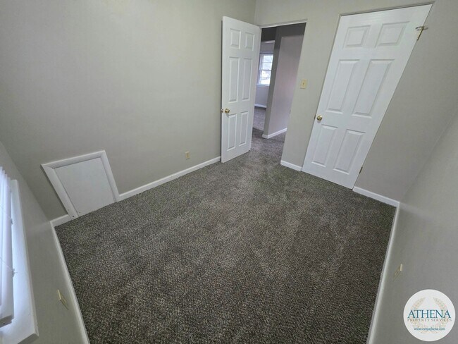 Building Photo - 3 Bedroom / 1 Bath House - SIZABLE YARD & W/D INCLUDED