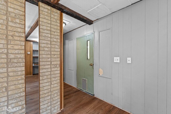 Building Photo - MOVE IN SPECIAL HALF OFF FIRST MONTHS RENT