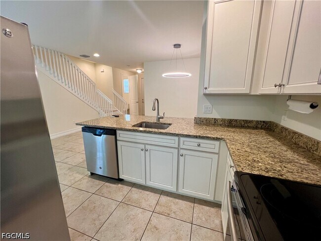 Building Photo - 15850 Portofino Springs Blvd