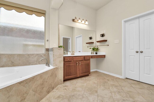 Building Photo - 1122 Boxwood Dr