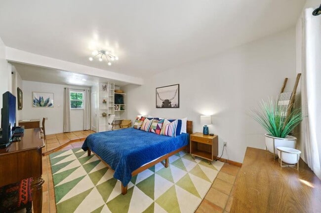 Building Photo - 409 W Water St