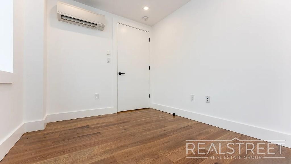 Building Photo - Montrose Avenue