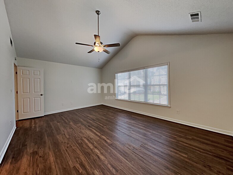 Building Photo - 122 Wallnut Hall Cir