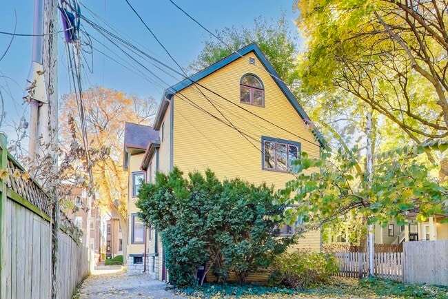 Building Photo - 916 Pleasant St