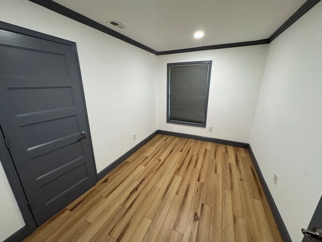 Building Photo - Beautiful Executive Home with High End Upg...