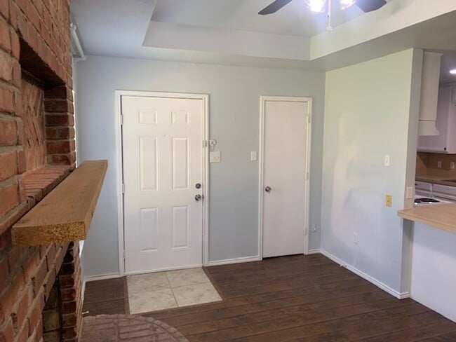 Building Photo - Big lot- Cute 2/1 duplex! Burleson