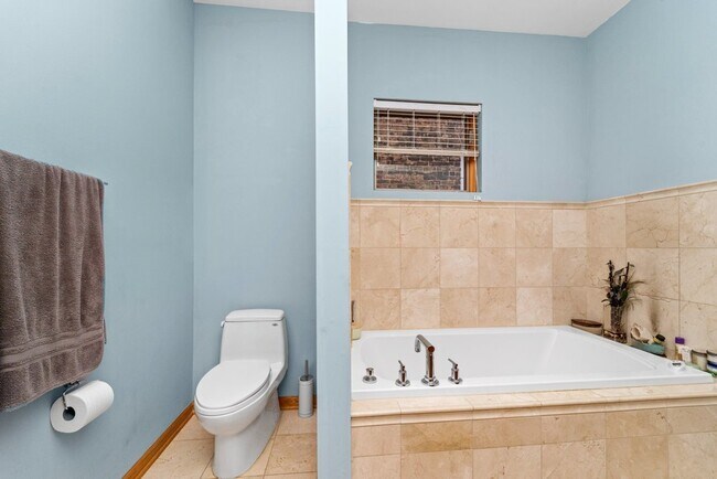 Building Photo - 1321 N Bosworth Ave