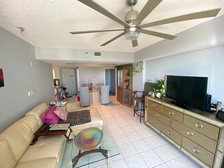 Building Photo - 9156 Collins Ave